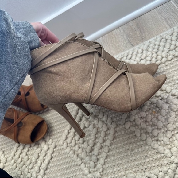 Journee Collection Samara heeled peep toe Booties in Color cognac & beige - Picture 9 of 12